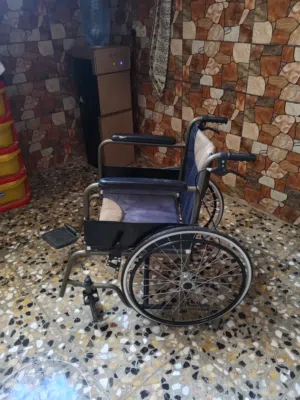 عربانة ذوي الاحتياجات الخاصة مستعملة قليل  للبيع الدواسة موجودة بس ضايع البرغي مالتهة ماعندي توصيل