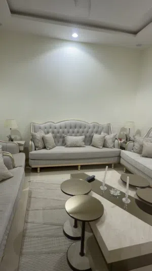 كنب صالة مع طاولة خدمة