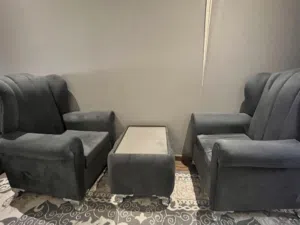 كرسيين ملكيين مع طاولة مخمل شبه جديد اللون رصاصي غامق قابل للتفاوض