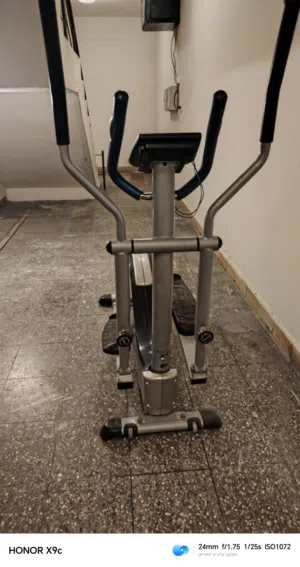+2                  هذا الجهاز هو جهاز تدريب بيضاوي (Elliptical Trainer) من ماركة York Fitness، مودي