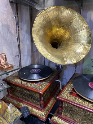 دكورات تحف هدايا نثريات انتيكات الانت موسيقى ساعات حائط لوحات غرامافون مانوال غراماغون كهربائي خشب