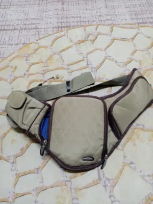 شنطة وحقيبة قماشية فاخرة وانيقة Travelon اصلية بحزام تثبيت على الخصر مصنوعة من القماش عالي الجودة