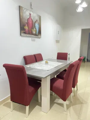 طاولة طعام مع 6 كراسي للبيع