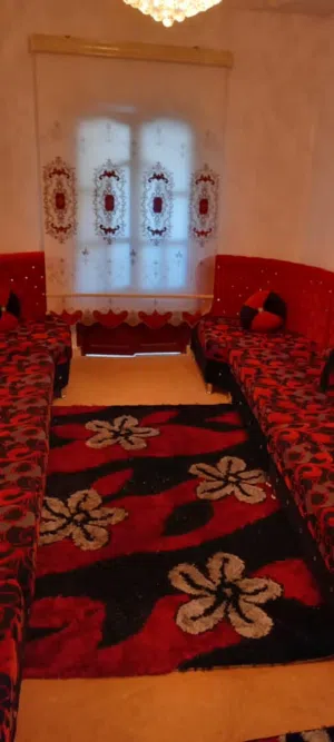 طقم كنب مستعمل نظيف جدا شامل بساط وا ستار بي مقاس كبير وا توفير خدمت توصيل مجاني