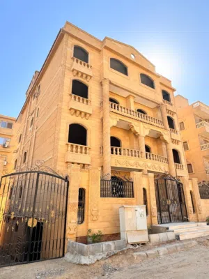 مبني من 4 طوابق + بدروم + روف