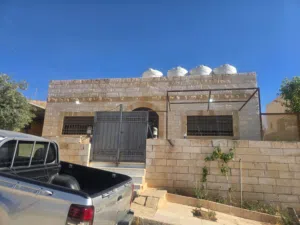 بيت مستقل مع حديقة خلفيه واماميه واطلاله جميله مع كراج حمام ماستر ومدخل خاص لغرفه الضيوف