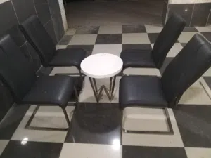 للبيع طقم كراسي مع طاوله بحاله ممتازه جدا