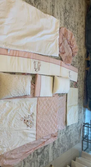 سرير أطفال جديد  ماركة juniors  مع كامل ملحقاته السرير مع ماترس طبي ووتر بروف