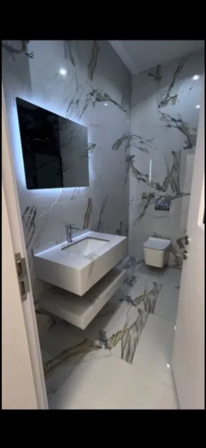 شقه في فينيسيا 2 الحي الراقي ،، عماره متكونه من طابقين فقط كل طابق 4 شقق ،، الشقه فالدور الارض