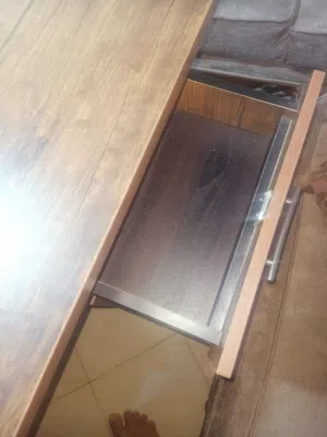 ترابيزة بالكرسى الخاص بها 3 مكاتب و3 كراسى