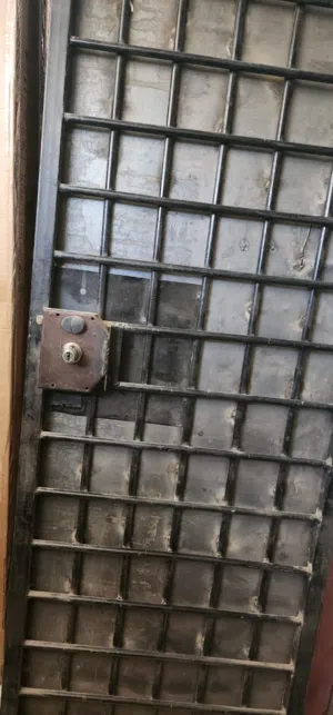 باب حديد مع القفل مدرع