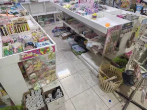 رفوف مكتبة خشبية وطاولات