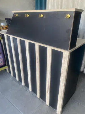 مكتب ورفوف خشب