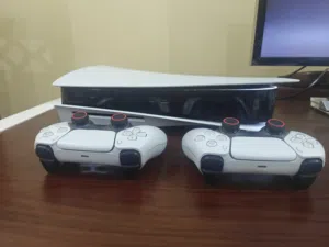 للبيع PS5 إصدار السيدي (مساحة عملاقة 1.8TB) + يدين تحكم أصليتين