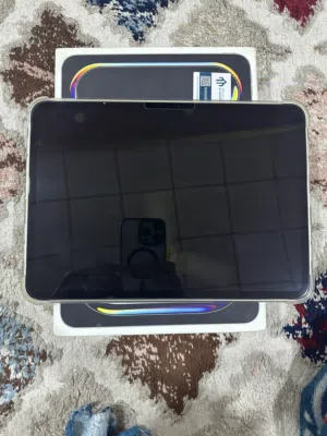 iPad Pro m4 جديد ذاكرة 512 بس بيه شخوط قليله بضهر