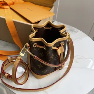 حقيبة لويس فيتون ميني باكيت – أيقونة الفخامة بحجم مثالي