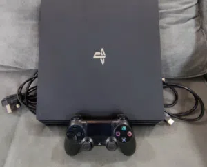 Playstation 4 Pro 4K 1TB حجم 1000GB بحالة ممتازة معاها قير واحد