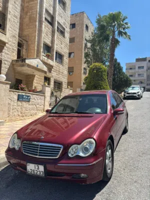 مرسيدس C200  افنجارد لون عنابي مميزه على أصليتها