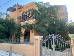 710 m2 5 Bedrooms Villa for Sale in Amman Dabouq