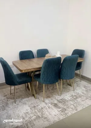 طاولة مع 6 كراسي بحالة ممتازة