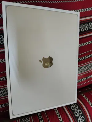 Apple macbook Air M2,13.6 inch, 16gb Ram, 256gb SSD,Starlight colour,very clean &Excellent condition