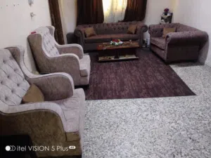 طقم كنب 7 مقاعد مع طاولات للبيع المستعجل قابل للتفاوض للجادين فقط