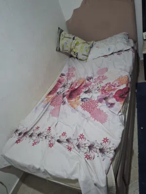 سرير مع مرتبه