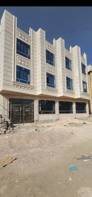 وفرنا لكم عماره سكنيه بتصميم حديث على شارع رسمي خمس شقق فخمه حي راقي وسعر مغري الحق العرض لايفوتك