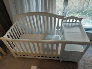 تخت اطفال جديد بحاله الجديد امريكي خشب ممتاز مستعمل استعمال بسيط من امريكان