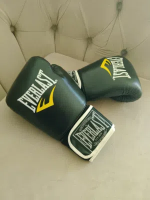 كفوف ملاكمه من شركه Everlast (إيفرلاست،الغني عن التعريف حجم الكف 14oz بحاله ممتازه جدا
