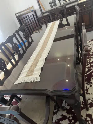 طاولة سفرة مع دنسوار بحالة ممتازه للبيع