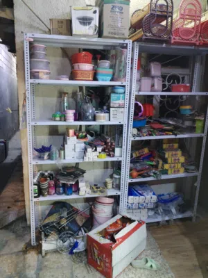 عارضات مال رفوف خمس (5) عارضات كل عارضه بيها 4 رفوف السعر 300 وبيهن مجال