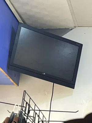 شاشة تيفا شبه جديده