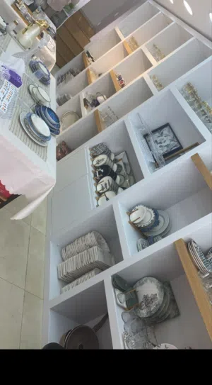 رفوف وديكورات خشبية