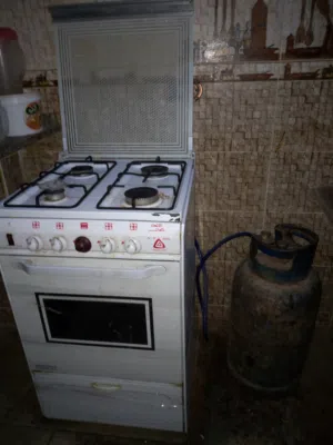 بوتاجاز ماركه نصر جاز لونه ابيض بحاله ممتازه بالغطاء الزجاجي 4 عيون متوسط الحجم