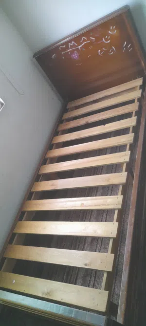 تخت مفرد بحالة جيدة للبيع