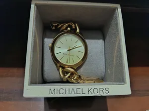 مايكل كورس . عقارب . ذهبي . مستعمل0