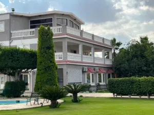 قصر فاخر بحمام سباحة ومعاه مزرعة نموذجية متكاملة 82 فدان