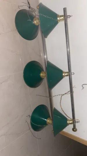 ثريات ضواو فوق طاولة البلياردو