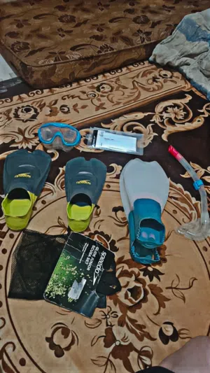 معدات رياضيه (سباحه) ماركه speedo غير مستعمل طقيه+نضاره+ 2 زعانف+انبوب الغطس فقط ب 15 دينار .