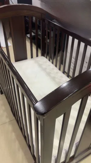 للبيع سرير اطفال نظيف جداً