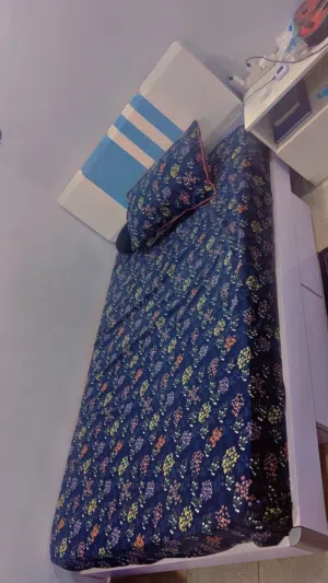 Bed and cubourd for sale without delivery