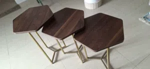 طاولات خشبية سداسية مع قاعدة ذهبية – تصميم عصري