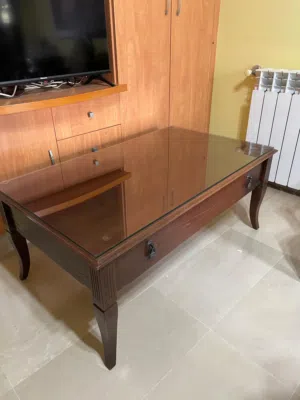 طاولة صالون بحالةجيدة جدا مع جارور