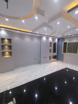 شقة جديدة بالكامل موقع مميزبمنطقة ط تشطيب مهندس ديكور بجانب النادي ومسجد العوضى وبالقرب من ثلاثة بوا