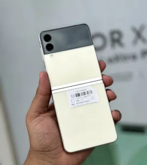 عرض خااص : Samsung Z flip 3 256gb جهاز نظيف جدا بدون إي مشاكل مع ملحقاته و ضمان من المحل بأقل سعر