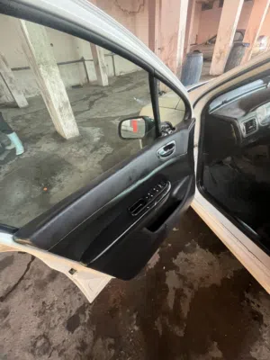 بيجو 307  مقاعد 7 مرأي كهربا  كراسي جلد  تحكم طارة مكيف حامي بارد  فتحة بانورما فل مواصفات  2004