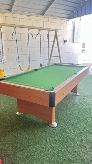 بلياردو شبه جديد مع مضارب وكور