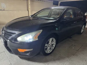 Nissan altima 4 cylinder in a good condition.