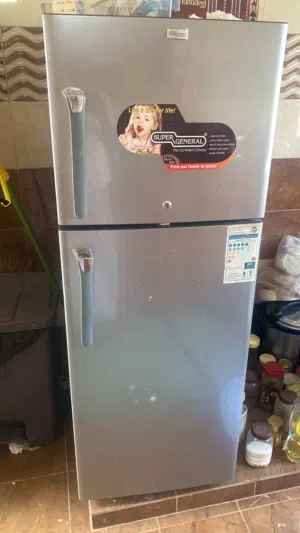 ثلاجة مستعملة نظيفة للبيع.